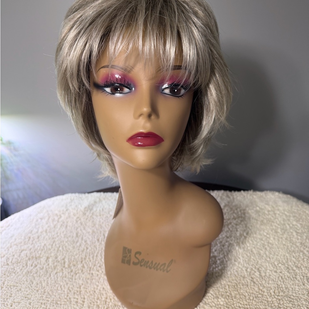 Lydell Silver Short Layered Women's Wig - Silver Blonde